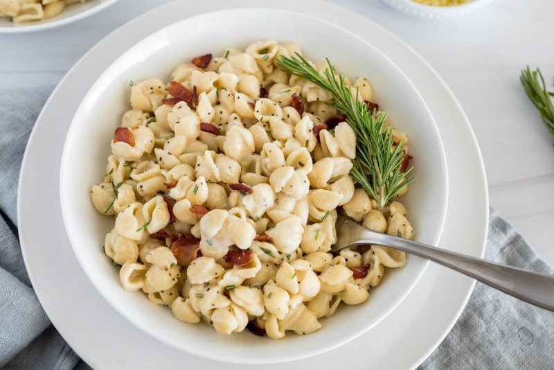 overhead of rosemary bacon mac and cheese in a white bowl