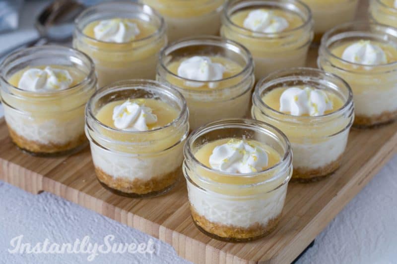 lemon-mini-cheesecake in mason jars